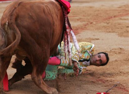 El Cid en el momento de ser cogido por su primer toro.