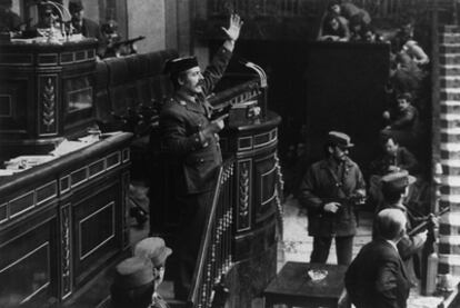 El teniente coronel de la Guardia Civil Antonio Tejero, pistola en mano, en la tribuna del Congreso durante el golpe de Estado del 23-F.
