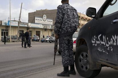 Trípoli cuenta con un Gobierno no reconocido por la comunidad internacional y apoyado por las principales milicias de Misrata. Pero en la ciudad de Tobruk, al este, hay otro Gobierno reconocido internacionalmente, aunque sin poder ejecutivo real. En la imagen, control policial en Misrata (Libia), el 24 de febrero de 2016.