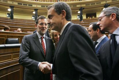 El presidente del Gobierno José Luis Rodríguez Zapatero, estrecha la mano a Mariano Rajoy, en presencia de la presidenta de la Comunidad de Madrid, Esperanza Aguirre y el presidente del Congreso, José Bono y el alcalde de Madrid, Alberto Ruiz Gallardón, en un pleno de el Congreso del mes de noviembre del año pasado.