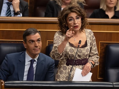 El presidente del Gobierno, Pedro Sánchez, y la vicepresidenta primera y ministra de Hacienda, María Jesús Montero, en el Congreso.