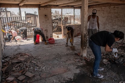 La mayoría de los fallecidos en la tragedia han sido levantados desde la vía pública y encontrados en las villas quemadas. El estado de sus cuerpos, muchos de ellos calcinados, están dificultando la labor de establecer su identidad. En la imagen, un grupo de personas trabajan en una vivienda destruida en Viña del Mar.