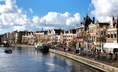 Barcos en un canal de Haarlem, en Países Bajos.