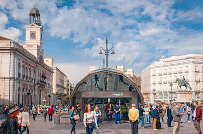 Transeúntes por la concurrida Puerta del Sol (Madrid).