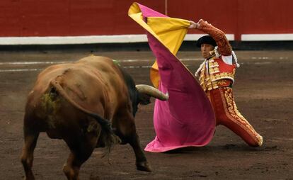 Manuel Escribano da un pase a su segundo toro en Bilbao.