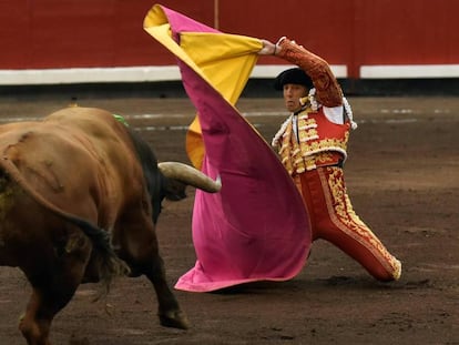 Manuel Escribano da un pase a su segundo toro en Bilbao.