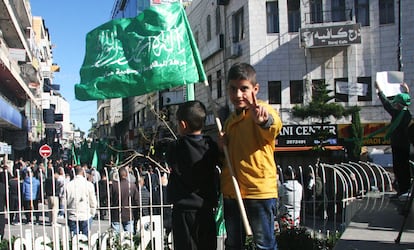 Uno niño hace el signo de la victoria mientras sujeta una bandera de Hamás en la manifestación de Ramala del 15 de diciembre. 