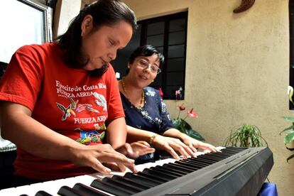 La concertista mexicana Isaura Margarita Porras y su madre Imelda Cruz tocan el piano el 26 de abril de 2019, en su casa del municipio de Cuautla, en el estado de Morelos (México). Isaura nació con ceguera y síndrome de Down en el mexicano estado de Chiapas. Los doctores fueron claros con sus padres desde el primer día: no hablaría, no caminaría y no aprendería nada. Hoy, la joven es concertista de piano a nivel internacional.