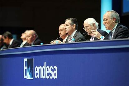 Manuel Pizarro (primero por la derecha), Rafael Miranda y Miguel Blesa, en la última junta general de accionistas de Endesa.