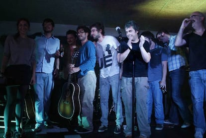 Iván Ferreiro (en primer término, aplaudiendo) junto a algunos de los músicos que forman la Orquesta Poligonera, en San Vicente de O Grove.