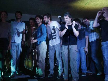 Iván Ferreiro (en primer término, aplaudiendo) junto a algunos de los músicos que forman la Orquesta Poligonera, en San Vicente de O Grove.