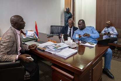 El diputado Gibbi Mballow (izquierda) votó en contra del proyecto de ley para eliminar la prohibición de la ablación. En la imagen, en su despacho del Parlamento con diputados de su partido, el del Gobierno, en Banjul. 