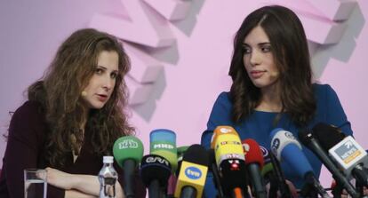 Las activistas del grupo Pussy Riot Maria Alyokhina (izda) y NadezhdaTolokonnikova (dcha), hoy en Mosc&uacute;. 