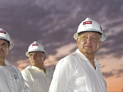 El presidente de México, Andrés Manuel López Obrador, durante una visita a una planta de Pemex en 2019.
