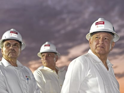 El presidente de México, Andrés Manuel López Obrador, en una planta de Pemex a principios de 2020.