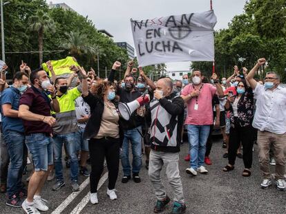 Trabajadores de Nissan protestan contra el cierre en Barcelona, este jueves.