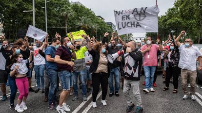 Trabajadores de Nissan protestan contra el cierre en Barcelona, este jueves.