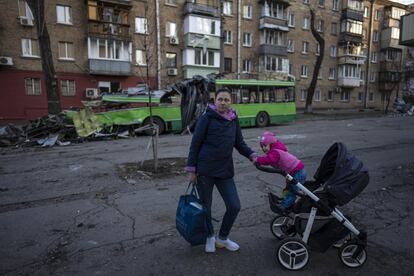 Lena Danilova, de 39 años, camina con su hija Kira, de 2, cerca de su casa en el barrio de Podolskyi, en Kiev. Las autoridades ucranianas elevan ya a 136 el número de niños muertos como resultado de la invasión rusa, iniciada el pasado 24 de febrero, mientras que otros 199 menores habrían resultado heridos.