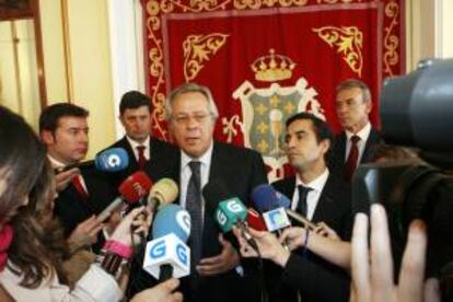 El presidente de la Sociedad Estatal de Participaciones Industriales (SEPI), Ramón Aguirre (c), en presencia del alcalde de Ferrol, José Manuel Rey Varela (2d). EFE/Archivo