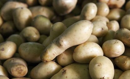 Patatas en un mercado urbano.