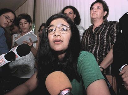 Zoilamerica Narváez Murillo, en la rueda de prensa en la que anunció que denunciaba a su padrastro Daniel Ortega por abusos sexuales, en Managua, en marzo de 1998.