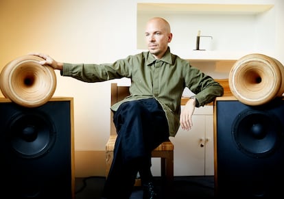 Gauthier Borsarello, en su estudio de París entre dos altavoces vintage de madera diseñados por su abuelo.