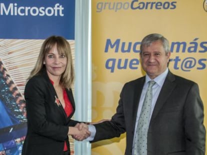 La presidenta de Microsoft Ibérica, María Garaña, ayer junto al presidente de Correos, Javier Cuesta.