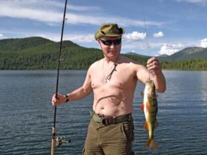 El presidente ruso ha difundido un vídeo que muestra cómo pesca un lucio