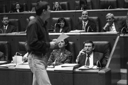 19 de febrero de 199. Arnaldo Otegi pasa por delante del lehendakari Juan José Ibarretxe del grupo del PNV en el pleno del Parlamento vasco.