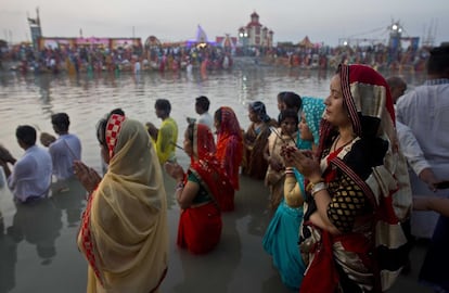 Rituais do festival 'Chhath Puja' nas águas do rio Brahmaputra, em Gauhati (Índia).