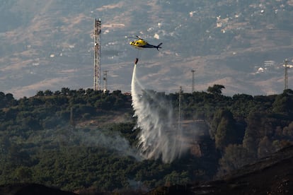 Un helicóptero trabajaba el martes en las tareas de extinción del incendio en el paraje Majadilla del Muerto, en Mijas (Málaga).