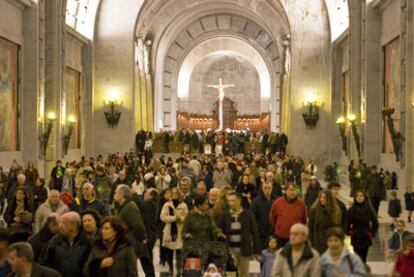 Asistentes a la primera misa tras la reapertura, ayer, de la basílica del Valle de los Caídos.