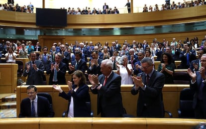 Los diputados del PP en pie aplauden al presidente del Gobierno, Mariano Rajoy, tras finalizar su primera intervención en el pleno.