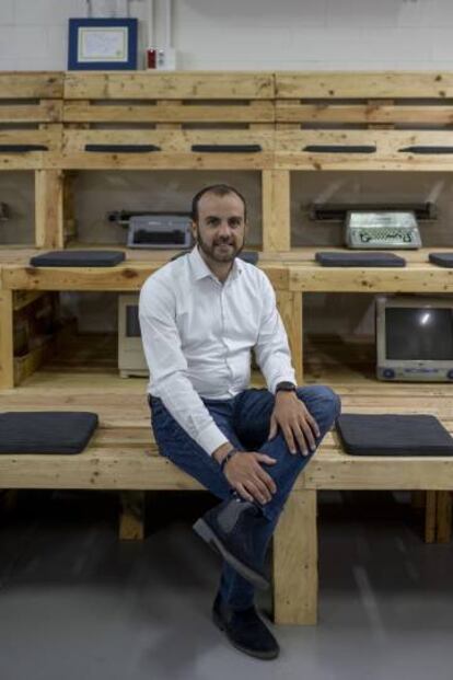 Alejandro Costa, director general de C&G Solutions en la sala F5 de la planta, realizada con material reciclado y usada para reuniones de