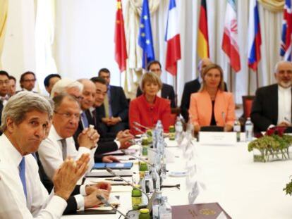 Los negociadores de Irán y la comunidad internacional sentados en la mesa de negociaciones en Viena.