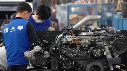 Trabajadores de Hyundai en una planta de Seúl