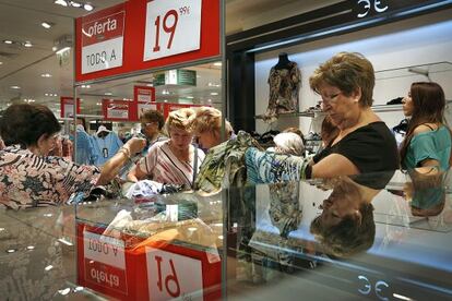 Primer día de rebajas en un establecimiento de El Corte Inglés de Valencia.
