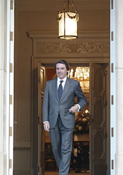 José María Aznar, ayer, en la puerta del palacio de la Moncloa.