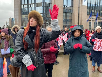 Mujeres durante la performance 'Secret Strike' de la artista española Alicia Framis contra la violencia de género en Bruselas, el 24 de noviembre de 2023.