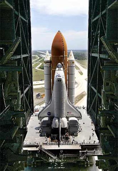 El <i>Discovery,</i> durante su traslado a la plataforma de lanzamiento.