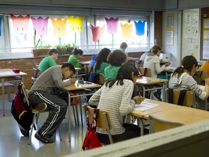 Alumnos en una clase de un colegio de Barcelona