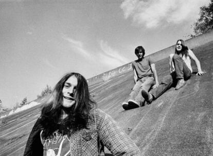 <b>Kurt Cobain, Chad Channing y Chris Novoselic, primera formación del grupo Nirvana que grabó <i>Bleach</i></b>