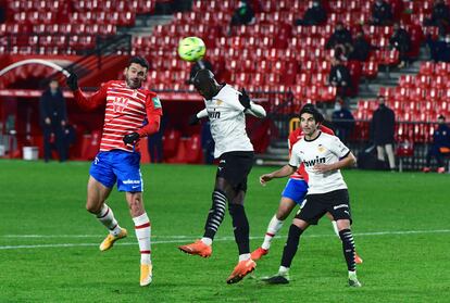 Jorge Molina remata para hacer el segundo gol del Granada.