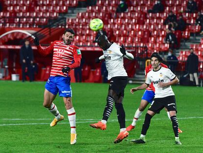 Jorge Molina remata para hacer el segundo gol del Granada.