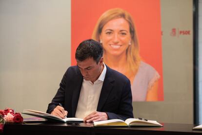 Pedro Sánchez firma en el libro de condolencias de Carme Chacón.