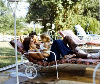 Priscilla y Elvis Presley junto a su hija Lisa Marie.