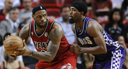 Lebron James durante el partido contra Sacramento