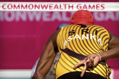 Asanka Pradeep, de Sri Lanka, hace una señal a su compañero en la ronda preliminar masculina de vóley-playa contra Escocia en Gold Coast (Australia), el 6 de abril de 2018.