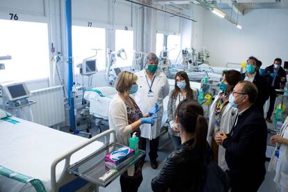 La consejera de Salut, Alba Vergés, en una visita a l'Hospital Parc Taulí de Sabadell.