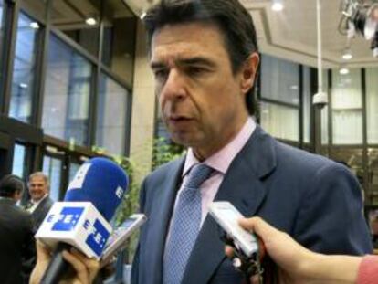 El ministro de Industria español, José Manuel Soria, durante sus declaraciones a los medios a la salida del Consejo de Ministros de Competitividad de la UE, celebrado hoy en Bruselas.